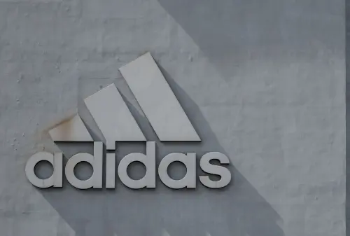 Cagliari rompe con Macron: ipotesi di accordo con Adidas e nuove maglie