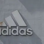 Cagliari rompe con Macron: ipotesi di accordo con Adidas e nuove maglie